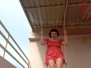 Depravato casalinga oscillante su un altalena all'aperto: hd sporco film bd | youporn