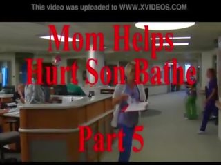 Mama padeda sužeistas sūnus bathe dalis 5