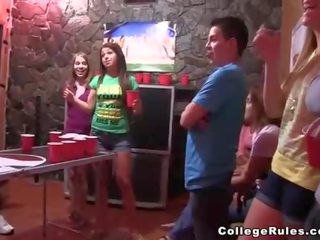 Högskolan flickor spelar beerpong med fellows