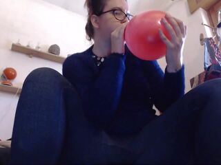 Sieben spritzen orgasmen auf sieben inflated luftballons für
