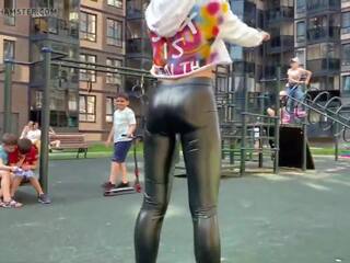 Bionda prostituta è mostra suo pelle leggings culo in pubblico!