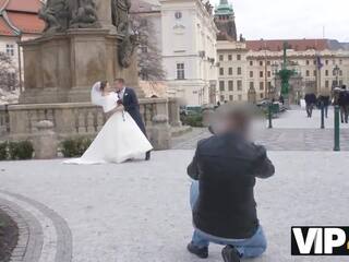 Vip4k diva en bridal robe suce strangersâ pénis et