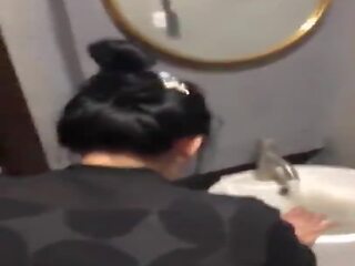 Viegli japānieši meita tikko fucked uz airport vannas istaba: x nominālā saspraude 53 | xhamster