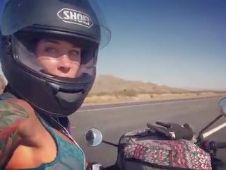 Felicity feline motorcycle deity ركوب الخيل aprilia في حمالة صدر