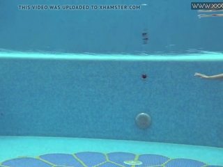 Joven mujer dee checa adolescente coqueta bajo el agua, gratis sexo película 50