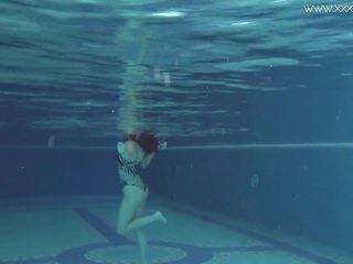 Diana rius ar pārāks bumbulīši touches viņai ķermenis zem ūdens.