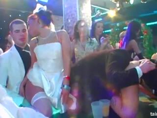 Σούπερ ασελγής brides πιπιλίζουν μεγάλος στρόφιγγες σε δημόσιο: ελεύθερα σεξ συνδετήρας 5e