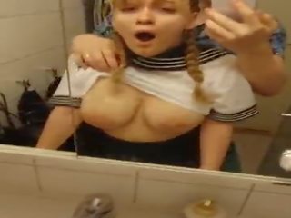 Krūtainas dāma iegūšana fucked uz vannas istaba