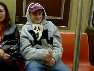 Hull sõber onaneerimine ära sisse a metro
