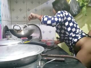 Indijke bhabhi cooking v kuhinja in brat v pravo. | sex
