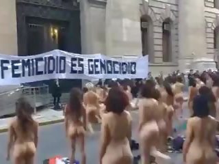 裸体 女 protest 在 阿根廷 -colour 版本: xxx 夹 01