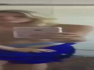 Blondine vos completely naakt en masturberen selfies