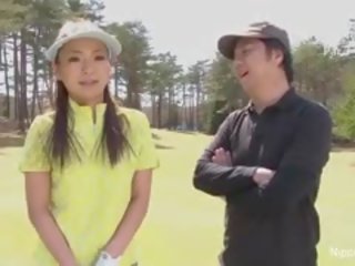 נוער golfer מקבל שלה ורוד הלם ב ה green!