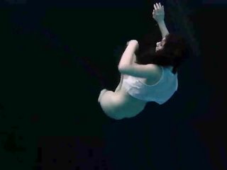 Debaixo de água flexível gymnastic