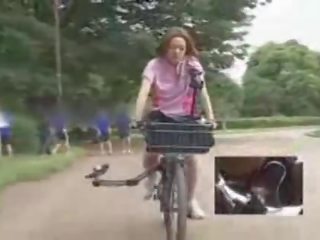 Japonské priateľka masturbated zatiaľ čo jazdenie a specially modified sex klip bike!