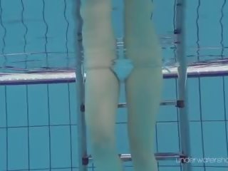 Roxalana swims si një fish me të saj i ngushtë pidh: pd seks film 2a