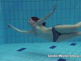 Redheaded diva pływanie nagie w the basen