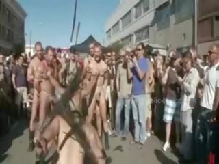 Offentlig plaza med stripped menn prepared til vill coarse violent homofil gruppe kjønn video