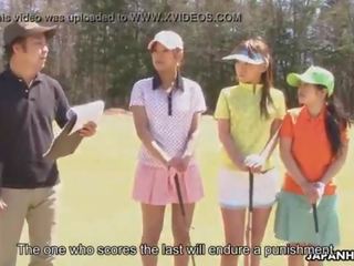 Aasialaiset golfia saattaja saa perseestä päällä the ninth reikä