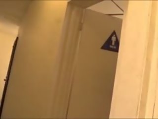 Orang hitam perempuan cabul adriana malao libidinous seks bertiga di mens toilet ruang