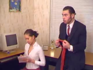 Jefa chloroform y rape su secretaria en oficina