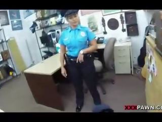 Policía oficial follada en la cuarto trasero