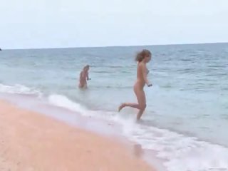 3 nudists spelen op de strand