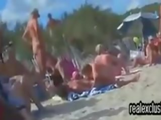 Nyilvános meztelen tengerpart párcserélő szex videó -ban nyár 2015