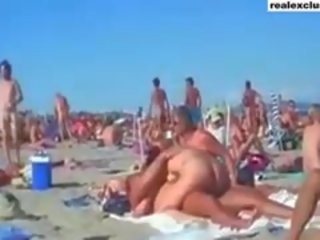 Publisks kails pludmale svingeri sekss video uz vasara 2015
