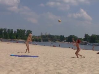 Glorious adolescente nudists comienzo este desnuda playa incluso hotter