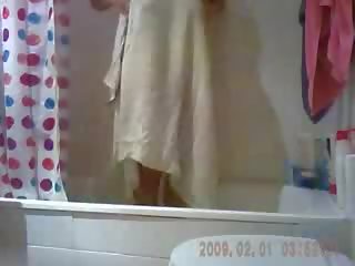 Laura en la ducha