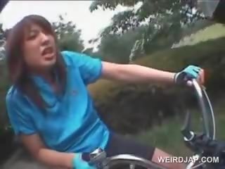 टीन जपानीस लड़कियों डिल्डो गड़बड़ जबकि राइडिंग bikes