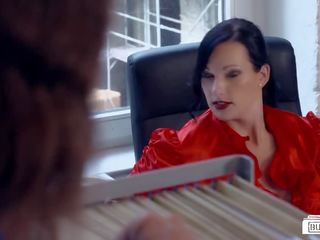 Bums buero - svarthåriga tyska sekreterare wears röd läppstift under kontors kön klämma