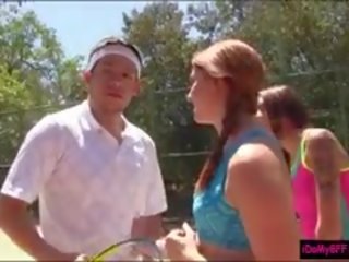 Două plăcut besties enjoyed pasarica pounding cu tenis antrenor