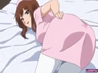 Kéjes hentai modell levetkőzik és pózolás mert a kamera