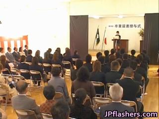 Japonesa cativante durante graduation