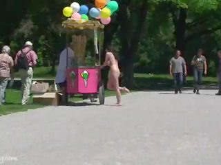 Spectaculos public nuditate cu sophie, monic și anja